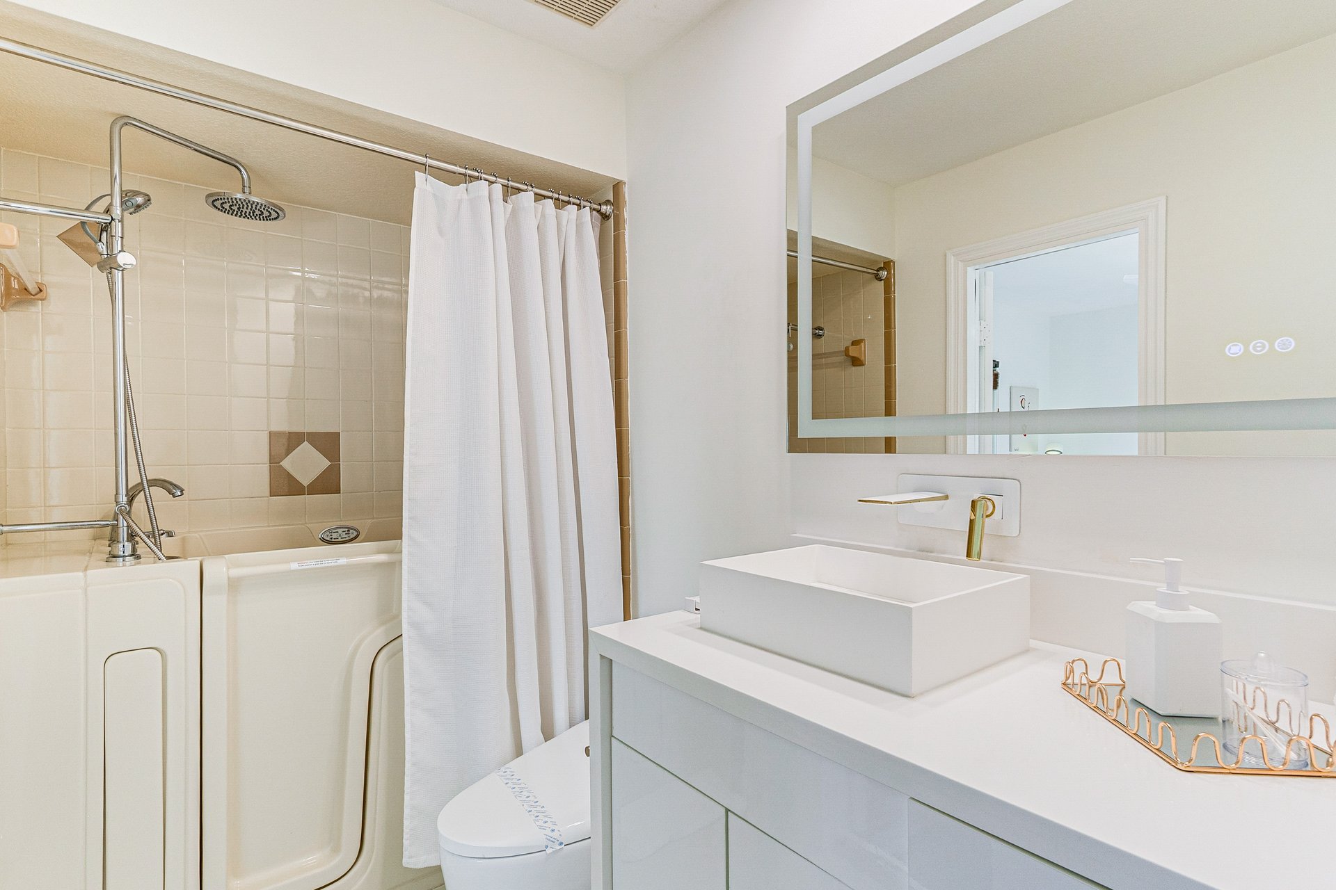 Shared bathroom between the second and third bedrooms